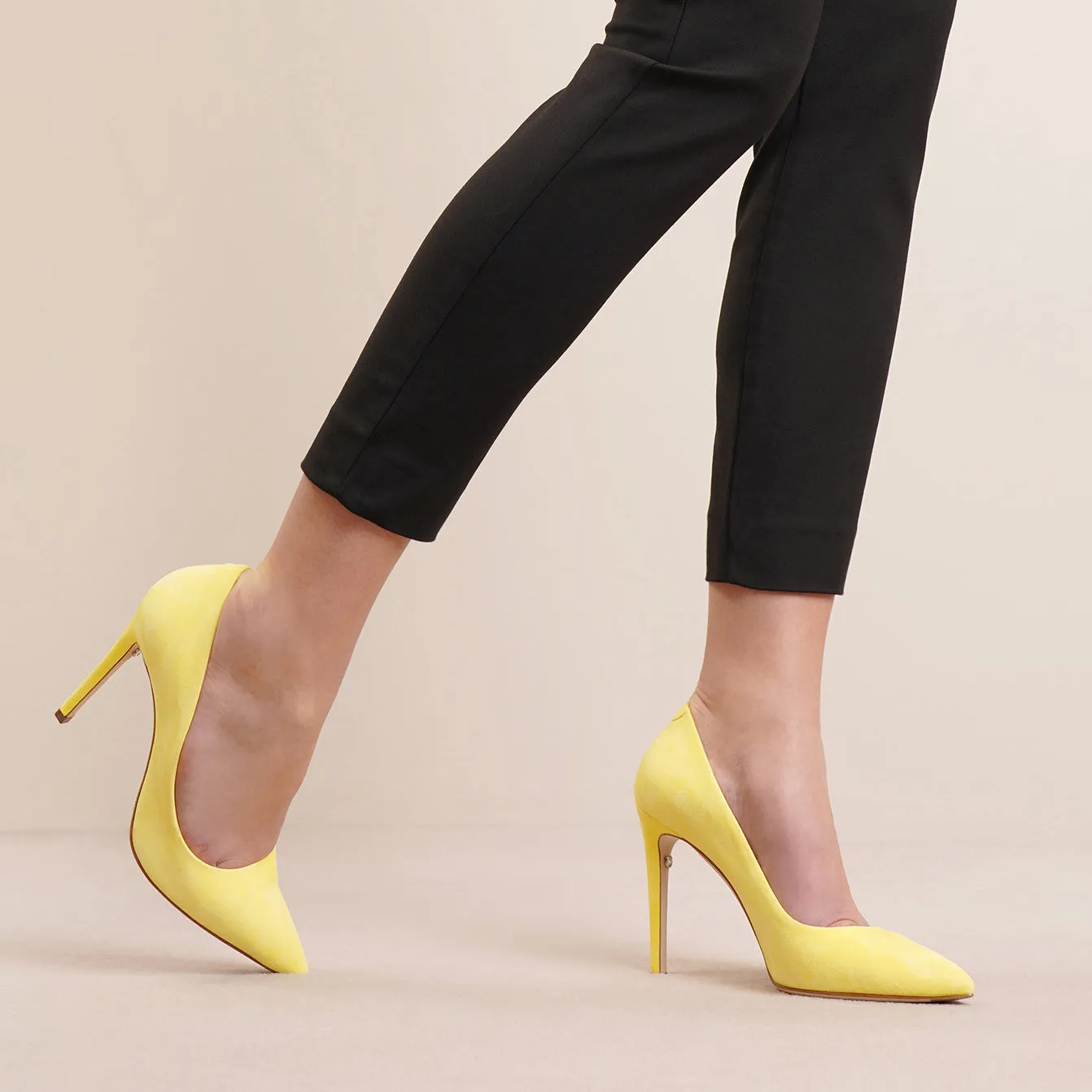 Canary yellow 105 suede pumps