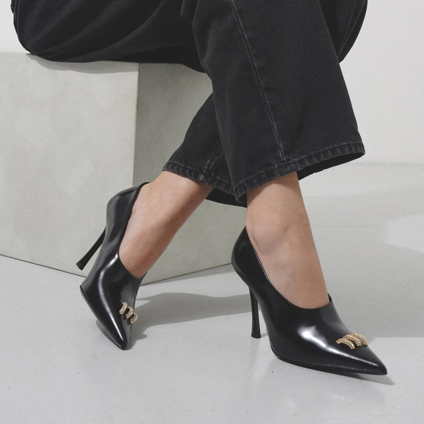 Show 95 black ring pumps