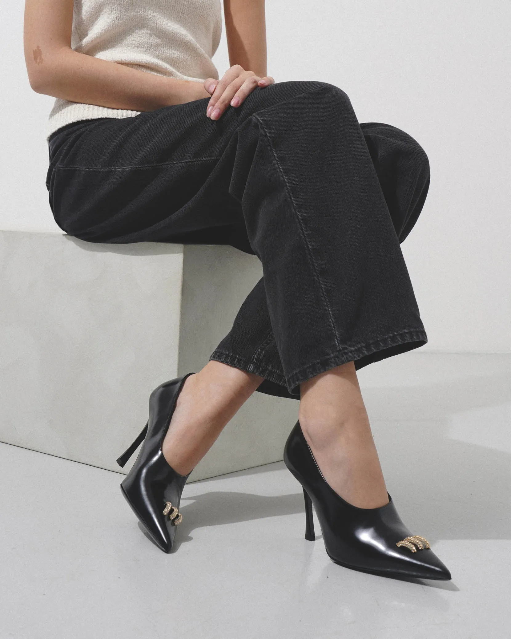 Show 95 black ring pumps