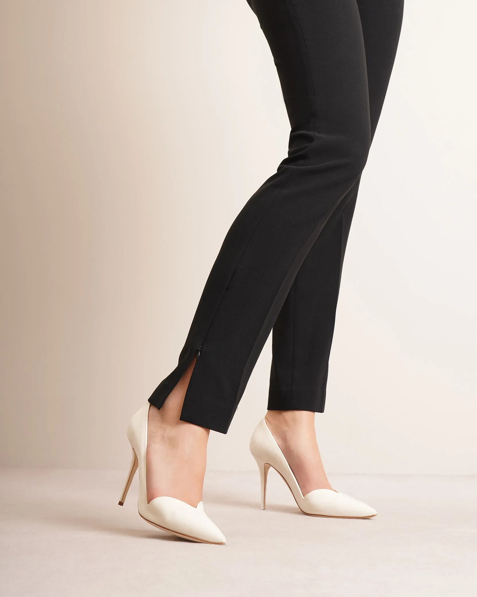 Sinbelahi 105 cream velvet pumps